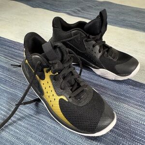 Boys under armour basketball sneakers sz 1.5 black and gold nice white sole